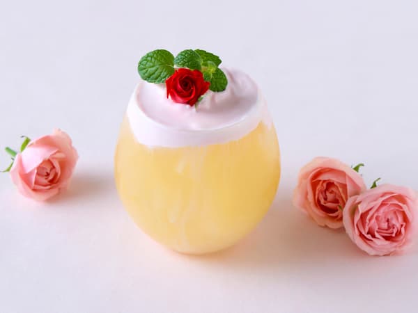 “玫瑰皇冠奶茶”——一款原创无酒精鸡尾酒，以茉莉花茶为底，顶部是玫瑰香味的奶油，形状像皇冠
