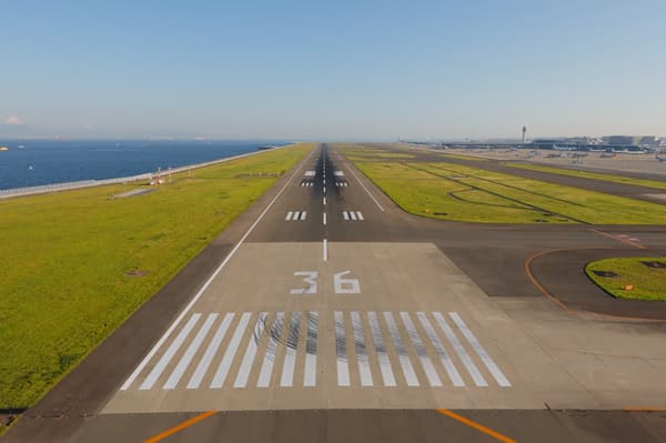 从中部国际机场跑道收集的飞机轮胎橡胶
