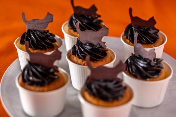 Cupcake Kucing Hitam, hanya tersedia saat makan malam