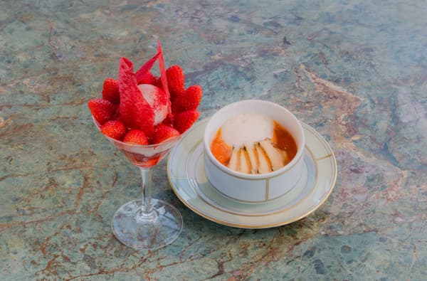 红白蛤蜊浓汤（右），深红圣代配解压草莓和Soigné香缇奶油（左）