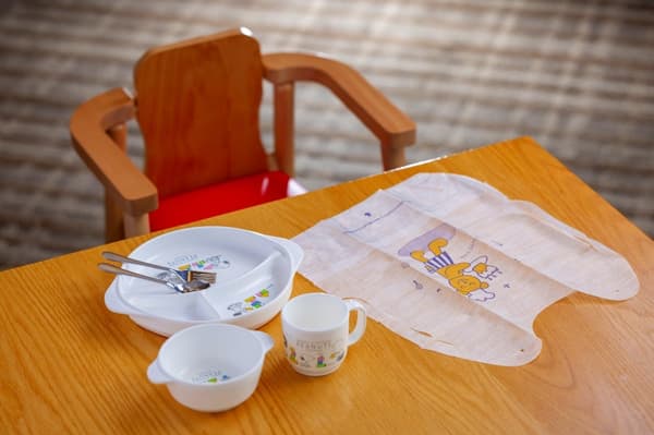Kids' chairs and tableware