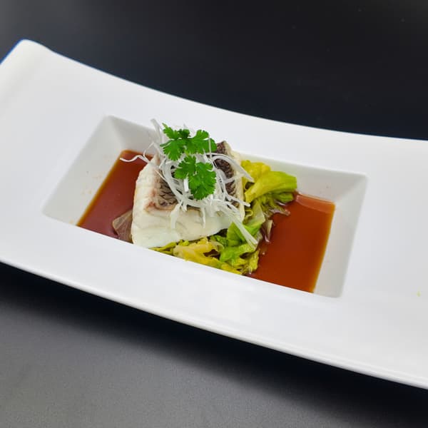 재료 본연의 풍부함을 강조한 부드러운 찜 도미 - 품질을 맛볼 수 있는 세련된 요리