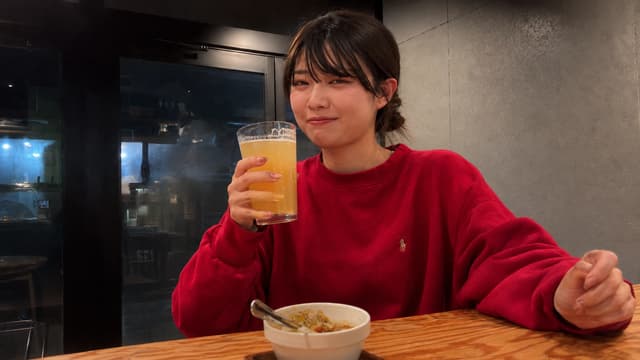 她常去的安静立式酒吧