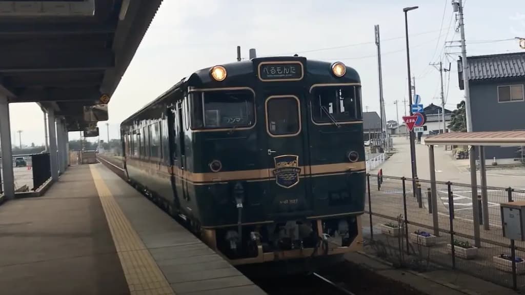 Things to Do in Toyama: A trip to Himi and Amaharashi by sightseeing train Berumonta