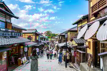 Gion Night Walking Tour with Local Guide