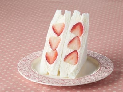 FamilyMart's White Strawberry Dessert Campaign Surpasses 3.24 Million Sales in One Week