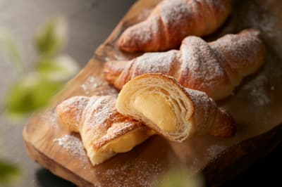 Croissant Krim Custard Populer dari Mikadukiya Kini Hadir di Kitakyushu