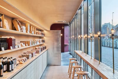 Rokumei Coffee, la cafetería especializada fundada en Nara en 1974, abre una nueva ubicación en Shibuya Scramble Square