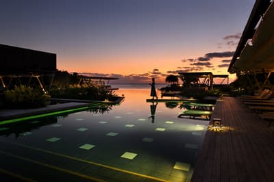 호시노야 오키나와, 칵테일과 류큐 고전 음악이 있는 여름밤 수영장 경험 제공