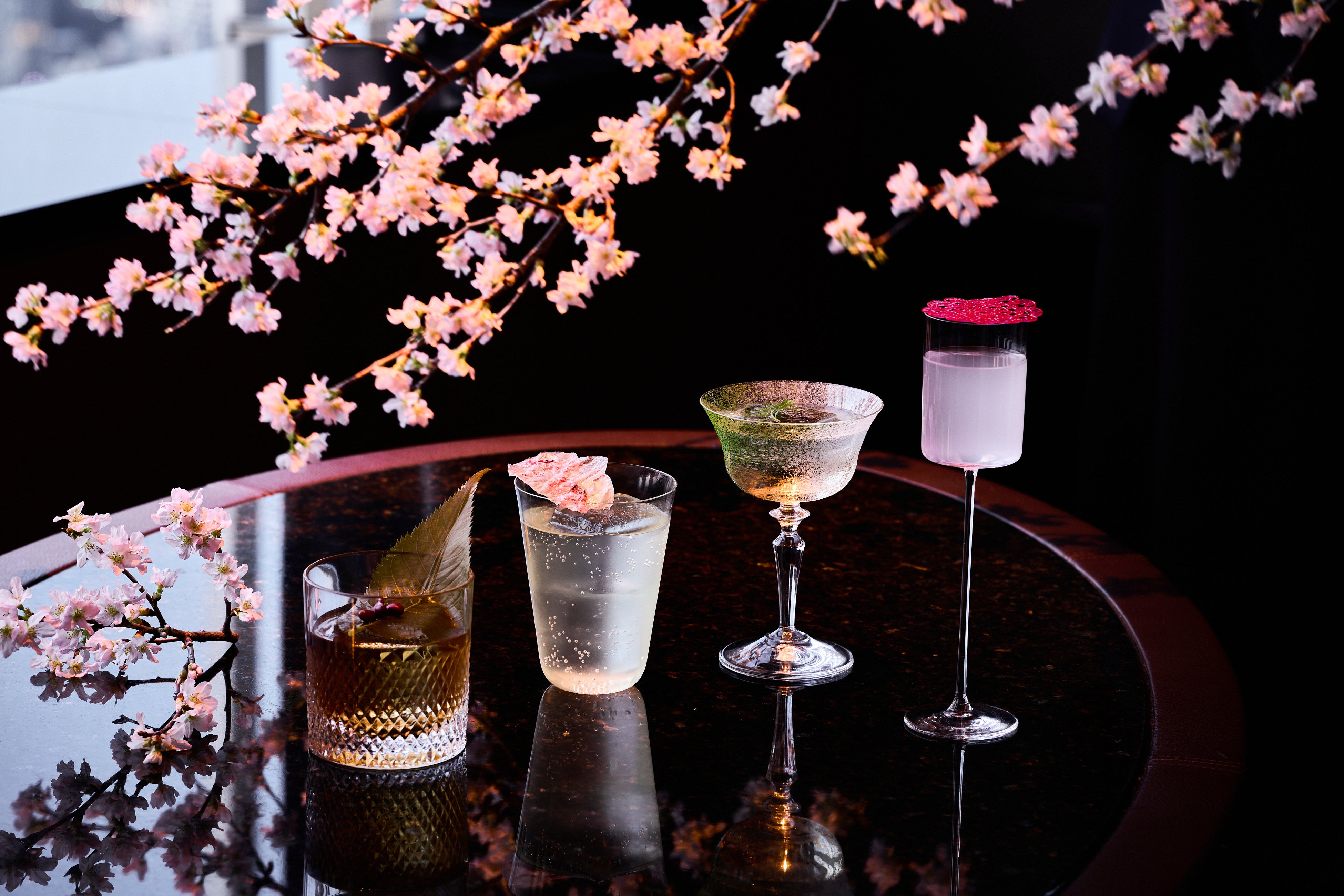 The Ritz-Carlton, Tokyo เผยโฉมคอลเลกชันฤดูใบไม้ผลิปี 2026 ที่มาพร้อมกับพาร์เฟต์สตรอว์เบอร์รี บรันช์ซากุระ และค็อกเทลตามฤดูกาล