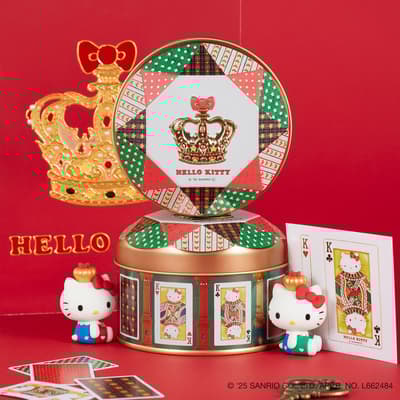 附赠皇冠 Hello Kitty 手办！"Hello Kitty Trump Tin"将在伊势丹新宿提前发售
