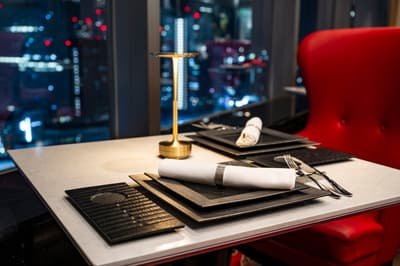 ดินเนอร์สุดโรแมนติกในวันวาเลนไทน์ที่ร้านอาหารฝรั่งเศส Bay View พร้อมวิวกลางคืนและช็อกโกแลตแสนอร่อยที่โรงแรมโยโกฮาม่าเบย์เชราตัน