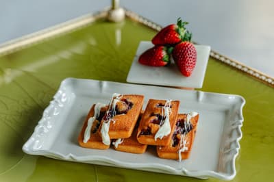 KURAMAE CANNELÉ Serves Up a Spring-Limited Strawberry and White Chocolate Financier Through May 10