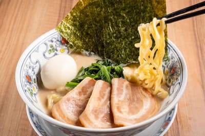 牛肉廚房 स्टैंड於所有分店推出「超棒豚骨醬油拉麵」