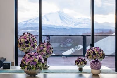 Nicolai Bergmann presenta una instalación floral en ASAMA KUZANBO para celebrar su 5.º aniversario