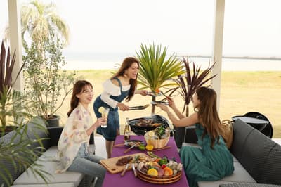 라구나 가마고리의 SEA SIDE MAGIC, 이벤트와 스타일리시한 야외 다이닝으로 2026년 BBQ 시즌 개장