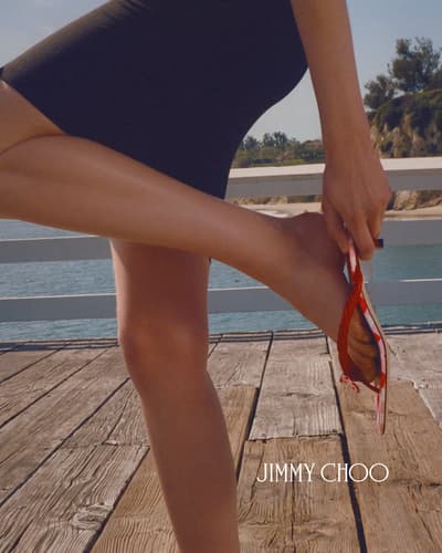 Jimmy Choo presenta la campaña «Paradise Cove» para la colección cápsula Riviera 2026