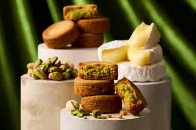 THE DROS 将于 4 月 1 日推出新款 Galette [卡门贝尔奶酪 & 开心果]