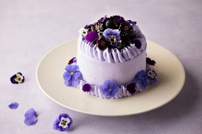 Enamórate del púrpura este San Valentín: un pastel de flores hecho con azúcar orgánico en el Hyatt Centric Ginza Tokyo
