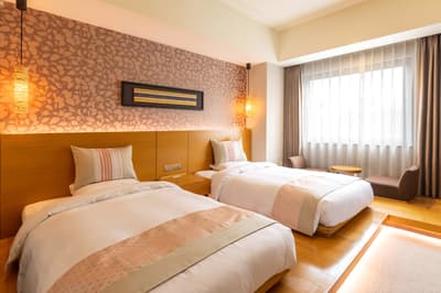 The Royal Park Hotel Fukuoka presenta una habitación de artesanía tradicional con tejidos Hakata y Hakata Magemono