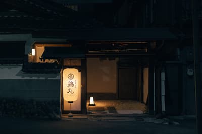 El restaurante de yakitori a la parrilla de carbón Torimaru abre sus puertas en una casa tradicional renovada en Ishiyama, Otsu, Shiga