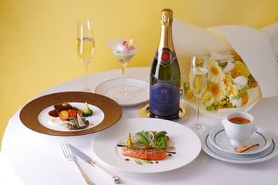 อาหารกลางวันและอาหารเย็นฉลองฤดูใบไม้ผลิของโรงแรม New Grand ที่ Le Normandie