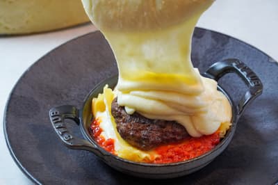 Espectáculo de queso flameado y hamburguesa de buey Wagyu: la lasaña elástica de puré de patatas y queso debuta en Cheese Tavern CASCINA en Ebisu