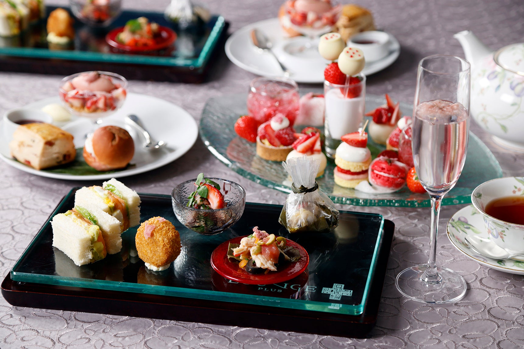 สตรอว์เบอร์รีและอาฟเตอร์นูนทีซากุระลิมิเต็ดเฉพาะฤดูใบไม้ผลิที่โรงแรมโอซาก้า แมริออท มิยาโกะ