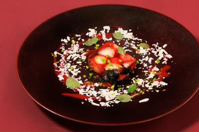 Café 1894 ณ พิพิธภัณฑ์มิตซูบิชิ อิชิโกคัง เผยโฉมชุดน้ำชายามบ่ายฤดูหนาวลิมิเต็ดอิดิชั่น ที่มาพร้อมเบอร์รีและพิสตาชิโอ