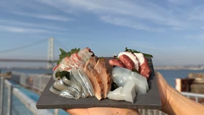 Iwaya Sengyo abre sus puertas en la isla de Awaji, en colaboración con la cooperativa pesquera local para ofrecer pescado fresco de la zona a los turistas