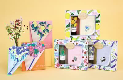 Lanzamiento de los sets de sales de baño y pañuelos con crema de manos "Hiyodamari Gift" de Sun Herb para primavera