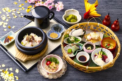 Hotel New Otani Osaka Serves Toyotomi Brothers-Themed Special Menus Through April 19