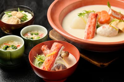 ร้านอาหาร Ukai เปิดตัวชุดหม้อไฟตามฤดูกาลที่มาพร้อมปูทาราบะและเต้าหู้ในน้ำซุปมิโซะขาวนมถั่วเหลือง