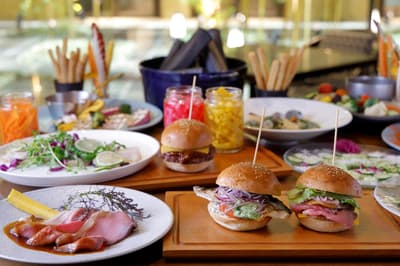 Dhawa Yura Kyoto เปิดตัวบุฟเฟต์อาหารกลางวันอิตาเลียนกริลล์ เสิร์ฟเนื้อย่างและชีส