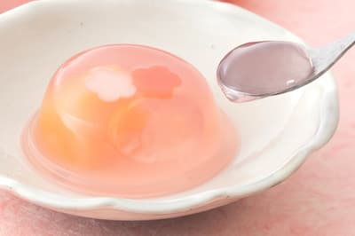 El sabor del melocotón de la primavera: Tsuruya Yoshinobu lanza el nuevo Kuzu Jelly Momokaoru con melocotón blanco nacional