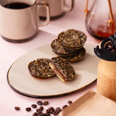 焦糖甜點專賣店 CARAMER 於 1 月 8 日推出「CARAMER Sand 榛果咖啡」— 咖啡與兩種堅果的完美協奏