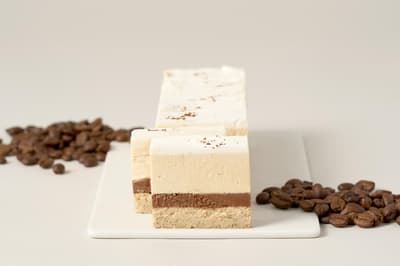 Minimal推出限定版白色情人节法式巧克力蛋糕，采用ONIBUS COFFEE四层设计