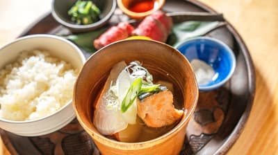 홋카이도 시라오이 우포포이에 새로운 맛집 두 곳 오픈 — 아이누 문화의 맛