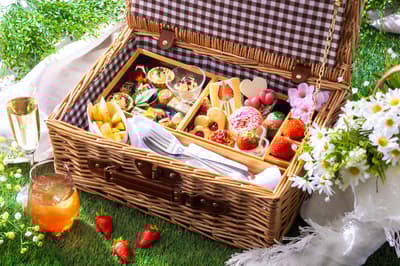 Rihga Royal Hotel Kyoto Meluncurkan Set Teh Sore Piknik Musim Semi dengan Manisan Stroberi