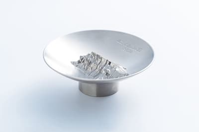 Montagna sacra生活方式品牌首次亮相，推出精密加工专家打造的钛金属清酒杯