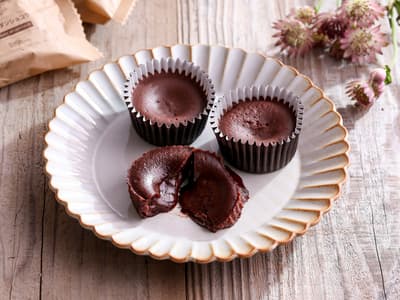 Nosh甜点系列推出三款新品——法式熔岩巧克力、双层芝士蛋糕和提拉米苏