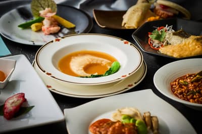 El restaurante chino “Keirin” del Hotel Metropolitan Ikebukuro ofrece un lujoso menú con pato laqueado a la pekinesa y comparación de pato Sichuan