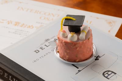 Un Pastel Especial de Graduación en el Lounge 3-60 del InterContinental Hotel Osaka Esta Primavera