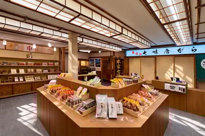 京都清水寺参道上的七味家本铺翻新后重新开业