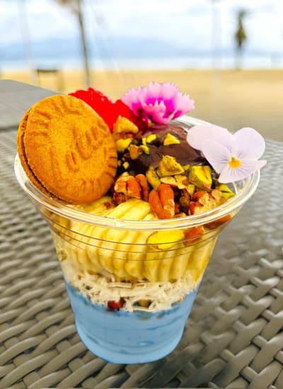 เมนูใหม่ประจำฤดูใบไม้ผลิ “Uminaka Bowl” เปิดตัวที่สวนริมทะเลอูมิโนนากามิจิ