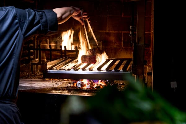 ฉากการทำอาหารที่สถานีเตาผิง