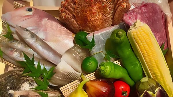 손님들이 요리하기 전에 보고 선택할 수 있도록 사계절에서 엄선한 제철 재료