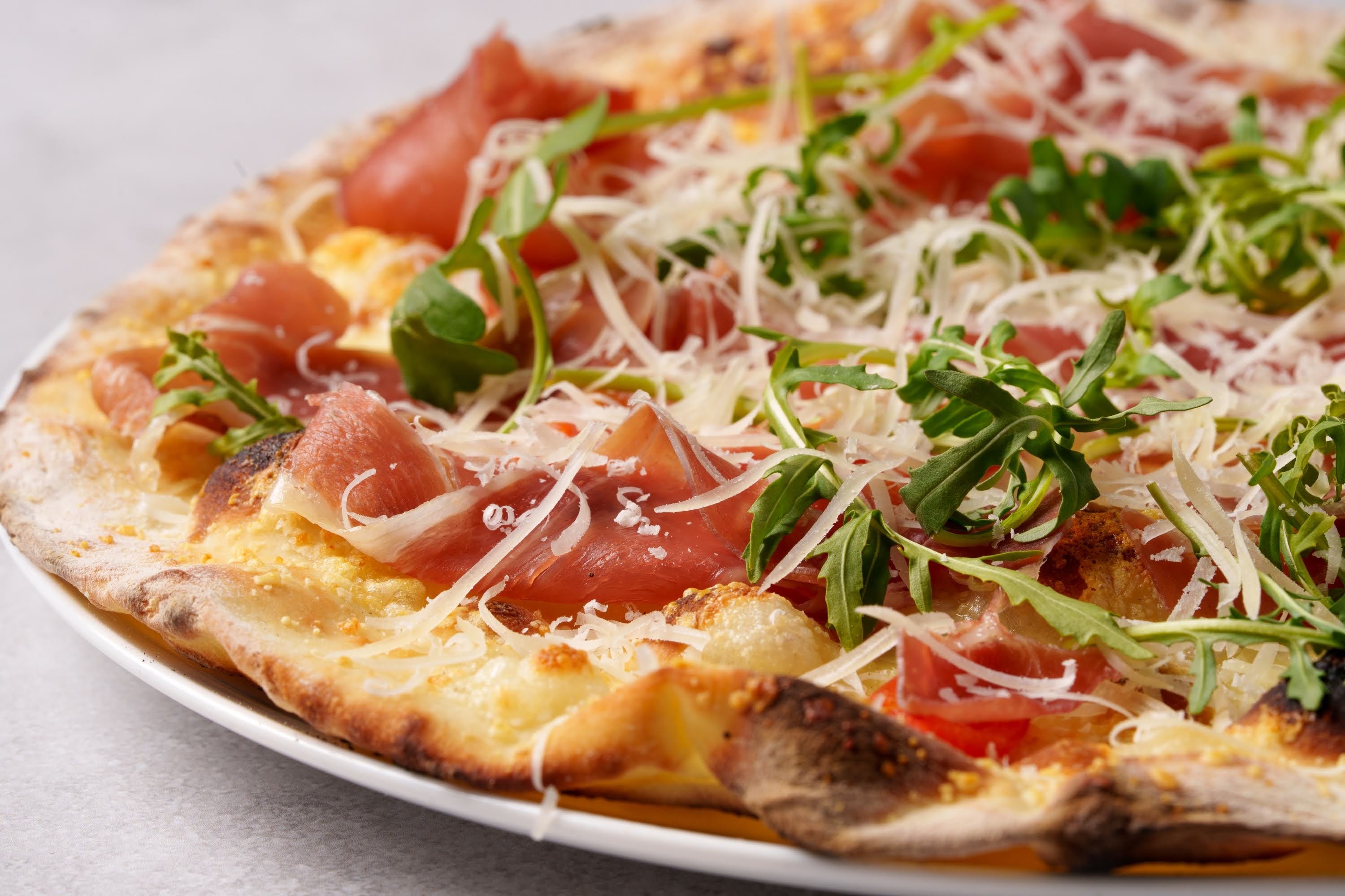 레스토랑에서 피자를 준비하는 모습