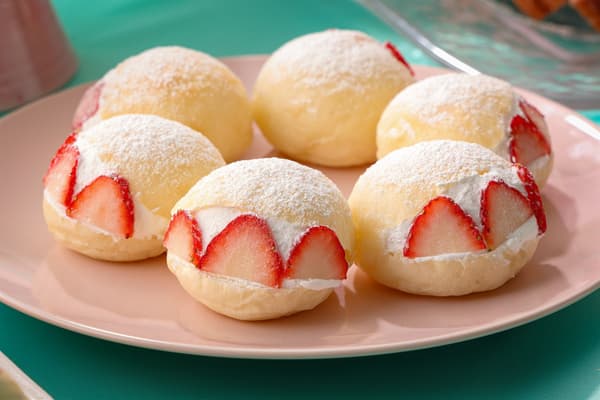 Strawberry Maritozzo