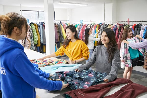Nuevo stock de 1000 artículos de ropa de última tendencia que incorporan los recientes «colores tierra», elegantes y populares. «Venga con las manos vacías a GRANSNOW OKUIBUKI»